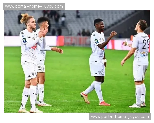 伤愈复出的拉卡泽特状态回勇 梅开二度助里昂拿下关键保级战